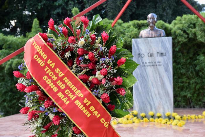 Presidente de Vietnam y Vicepresidente de Cuba rinden homenaje a Ho Chi Minh