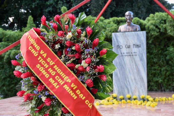 Presidente de Vietnam y Vicepresidente de Cuba rinden homenaje a Ho Chi Minh 