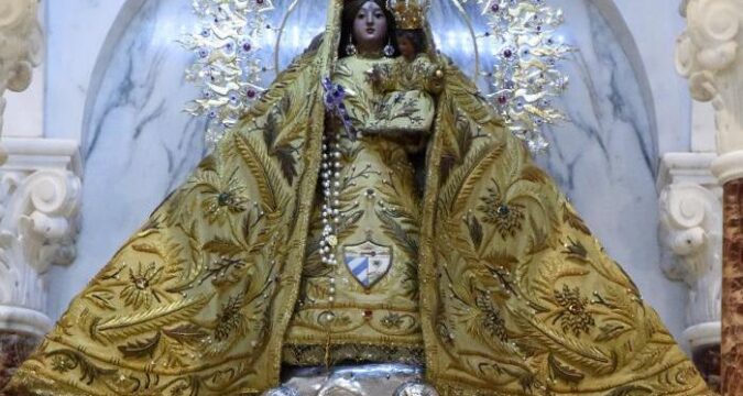 Virgen de la Caridad del Cobre en su santuario, en el poblado santiaguero de El Cobre.