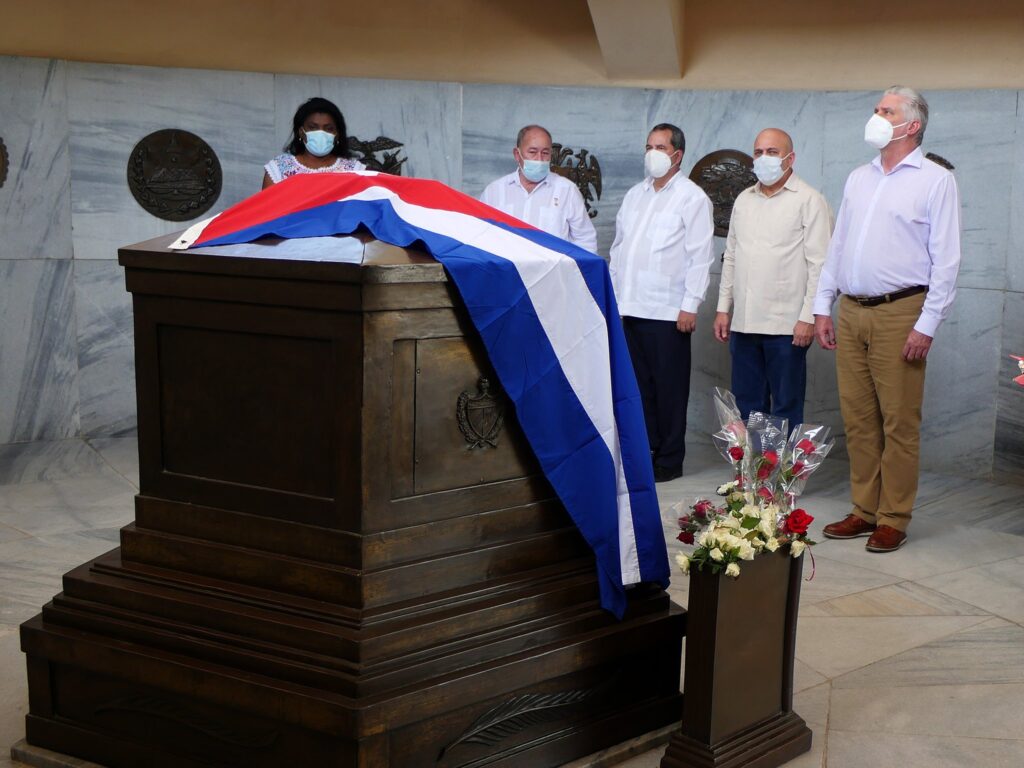 Díaz-Canel rinde homenaje a Fidel y Martí en el cementerio Santa Ifigenia