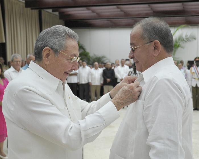 El compañero Lázaro Expósito, Héroe del Trabajo de la República de Cuba