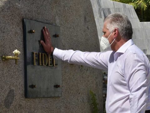 Díaz-Canel rinde homenaje a Fidel y Martí en el cementerio Santa Ifigenia