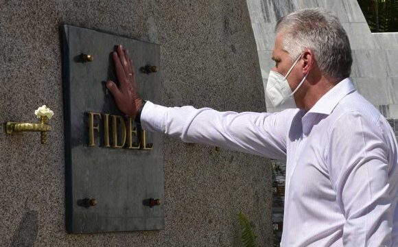 Díaz-Canel rinde homenaje a Fidel y Martí en el cementerio Santa Ifigenia