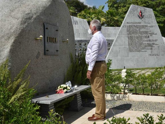 Díaz-Canel rinde homenaje a Fidel y Martí en el cementerio Santa Ifigenia