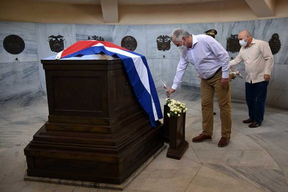 Díaz-Canel rinde homenaje a Fidel y Martí en el cementerio Santa Ifigenia