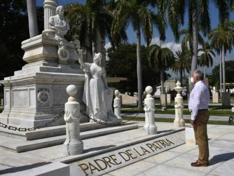 Díaz-Canel depositó flores en el monumento a Carlos Manuel de Céspedes, iniciador de la Gesta por nuestra definitiva Independencia, Carlos Manuel de Céspedes