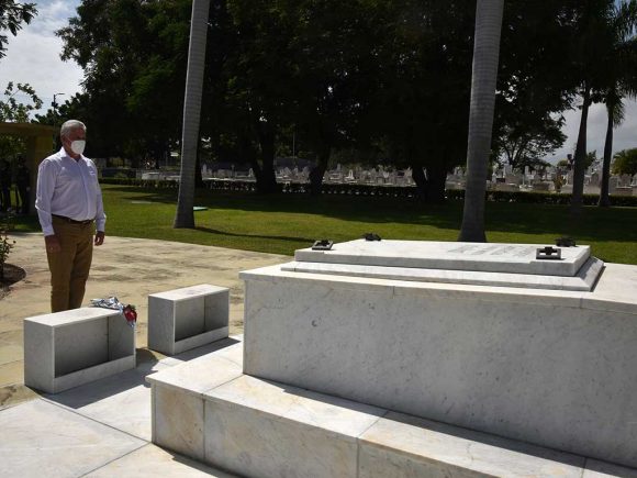 Díaz-Canel depositó flores en el monumento a la Madre de la Patria, Mariana Grajales