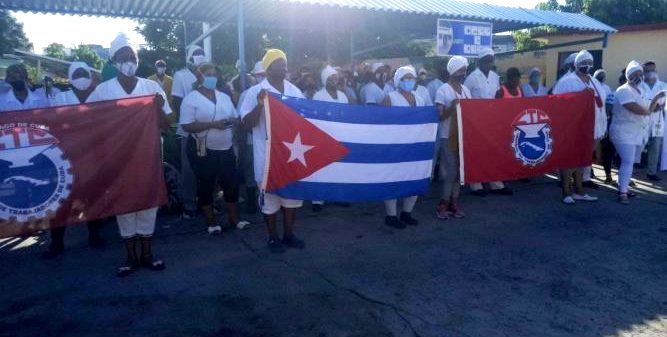 Trabajadores santiagueros con la razón como escudo