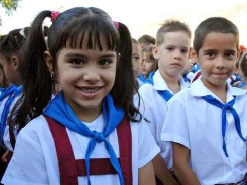 Los uniformes escolares en toda la geografía cubana