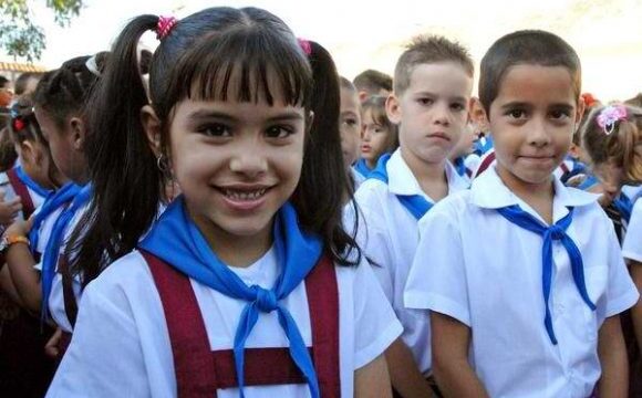Los uniformes escolares en toda la geografía cubana