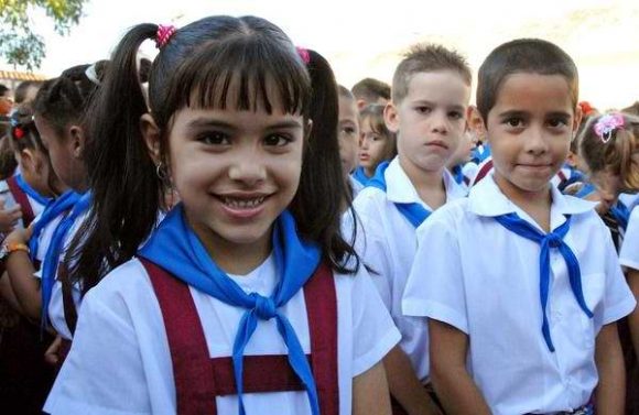 Los uniformes escolares en toda la geografía cubana