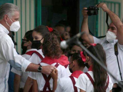 Díaz-Canel Bermúdez, acompañó a niñas y niños en su primer día de clases