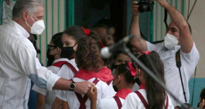 Díaz-Canel Bermúdez, acompañó a niñas y niños en su primer día de clases