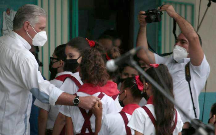 Díaz-Canel Bermúdez, acompañó a niñas y niños en su primer día de clases