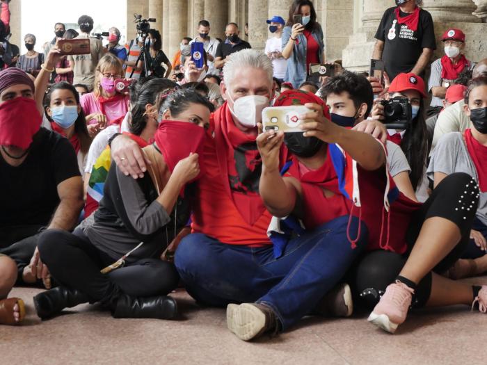 Díaz-Canel junto a Los pañuelos rojos Foto: Ismael Francisco/ Cubadebate