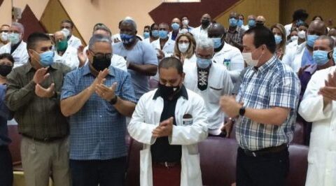 “Ovación para el doctor Carlos”, personal médico reconoce labor del agente Fernando