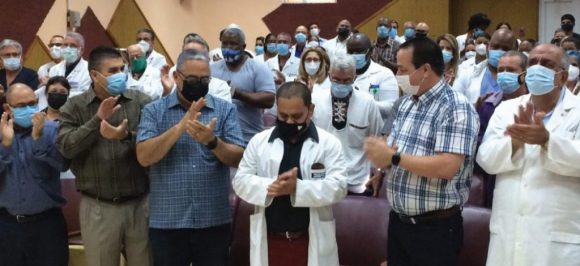 “Ovación para el doctor Carlos”, personal médico reconoce labor del agente Fernando