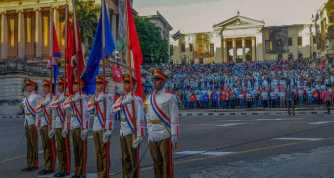 Presidente de Cuba acompaña a los jóvenes en su homenaje a los 8 estudiantes de Medicina