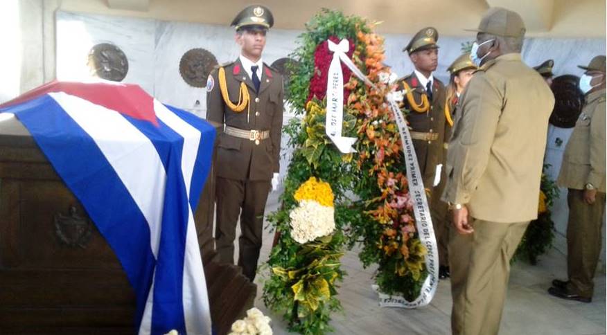 GENERAL DE DIVISIÓN RICARDO RIGER JEFE DEL EJERTO ORIENTAL RINDE HOMENAJE A JOSÉ MARTÍ.