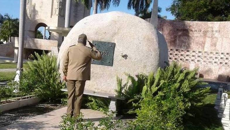 GENERAL DE DIVISIÓN RICARDO RIGER TEJEDA, JEFE DEL EJERCITO ORIENTAL RINDE HOMENAJE A FIDEL.