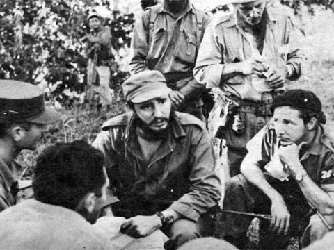 Encuentro en El Escandel, donde Fidel Castro y Raúl Castro se reúnen junto a un grupo de oficiales del ejército de la tiranía, el 1ro. de enero de 1959