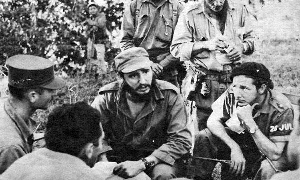 Encuentro en El Escandel, donde Fidel Castro y Raúl Castro se reúnen junto a un grupo de oficiales del ejército de la tiranía, el 1ro. de enero de 1959