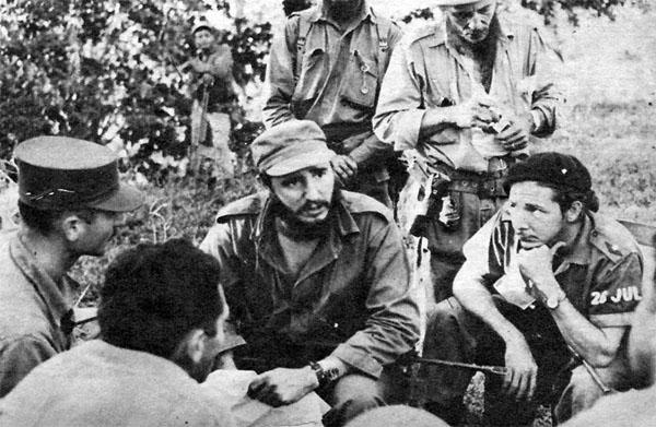 Encuentro en El Escandel, donde Fidel Castro y Raúl Castro se reúnen junto a un grupo de oficiales del ejército de la tiranía, el 1ro. de enero de 1959