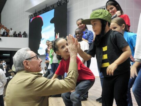 General de Ejército Raúl Castro Ruz con los niños