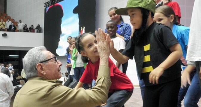 General de Ejército Raúl Castro Ruz con los niños