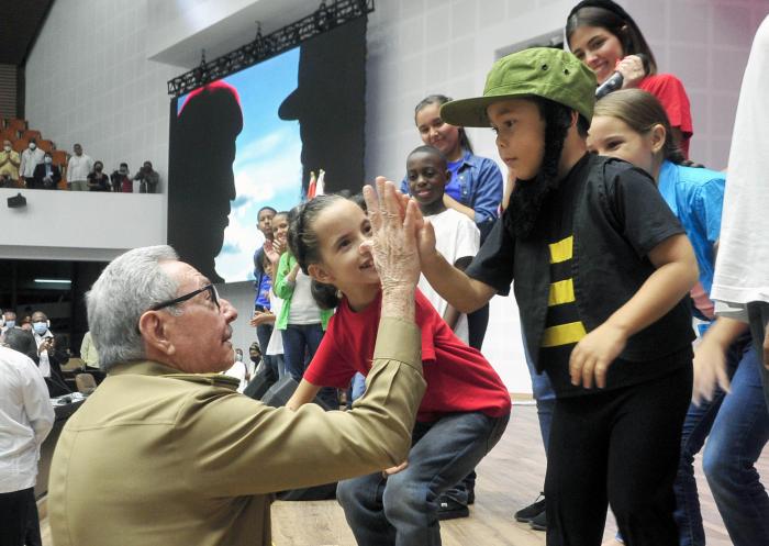 General de Ejército Raúl Castro Ruz con los niños