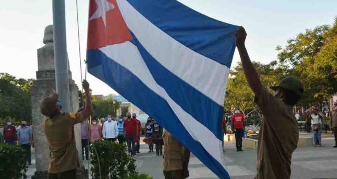 Homenaje a la bandera en Santiago de Cuba