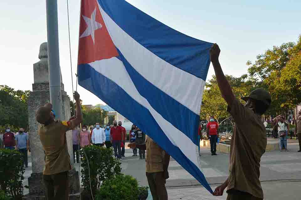 Homenaje a la bandera en Santiago de Cuba
