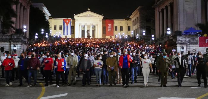 Encendida de juventud, Cuba por el natalicio 169 del Apóstol