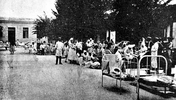 Hospital en la calle luego del terremoto de febrero de 1932 en Santiago de Cuba. Foto: Bohemia.