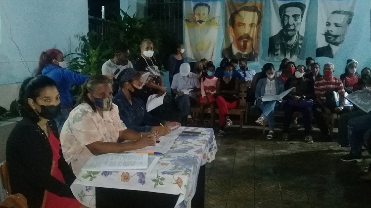 En el Consejo Popular Altamira de lSantiago de Cuba, una de las primeras reuniones de consulta del Proyecto del Código de las Familias.