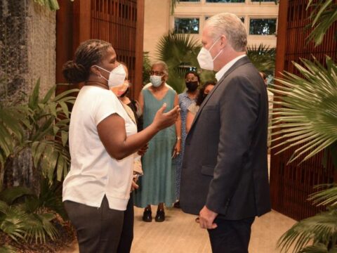 Conversa Presidente cubano con directora ejecutiva de Pastores por la Paz