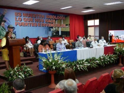 Presidente de Cuba se reúne con la militancia partidista en Santiago de Cuba