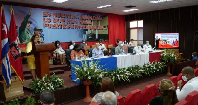 Presidente de Cuba se reúne con la militancia partidista en Santiago de Cuba
