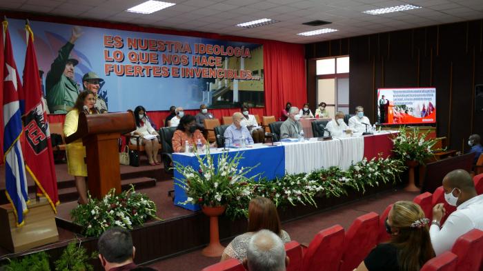 Presidente de Cuba se reúne con la militancia partidista en Santiago de Cuba