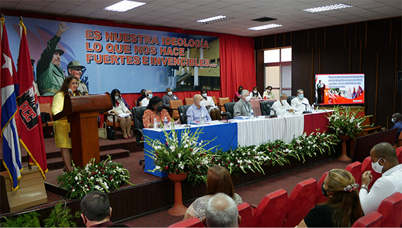 Presidente de Cuba se reúne con la militancia partidista en Santiago de Cuba
