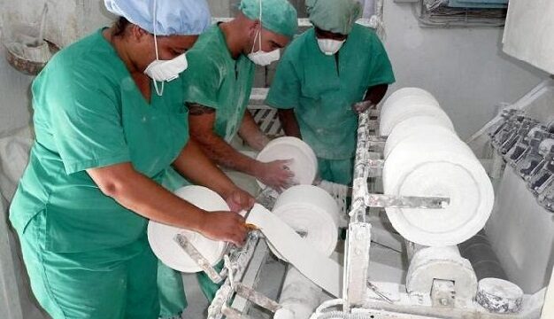 La producción de vendas enyesadas destinadas a los servicios de ortopedia en Cuba constituye otra víctima del bloqueo