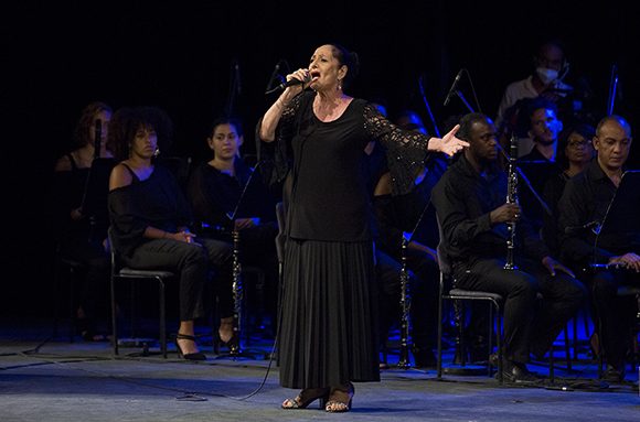 Participó Díaz-Canel en la gala por el aniversario 61 de la victoria de Playa Girón