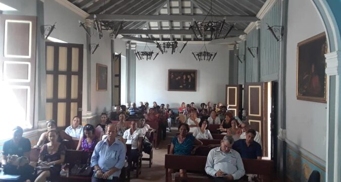 Historiadores en el Centro Cultural Francisco Prat Puig.