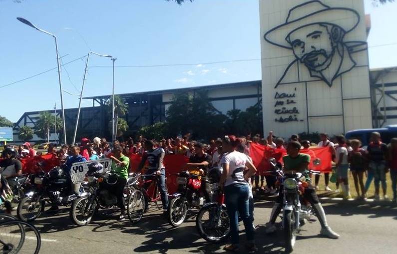 Jóvenes santiagueros en defensa de Cuba y contra el bloqueo