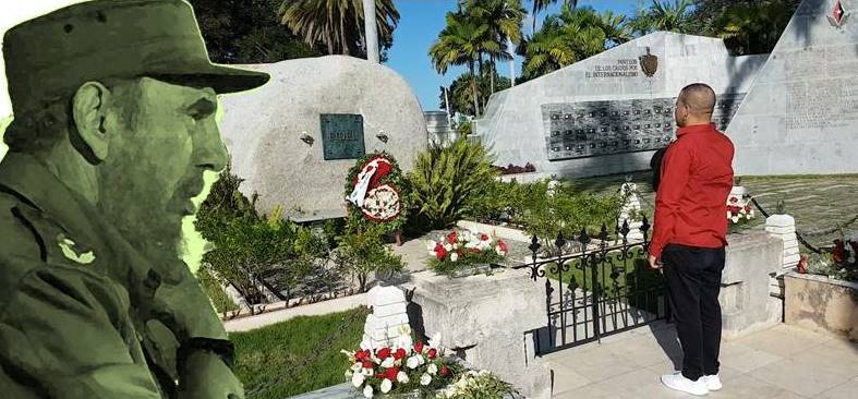 A ti Fidel, tributo del pueblo de Santiago en nombre de toda Cuba. Portada: Santiago Romero Chang