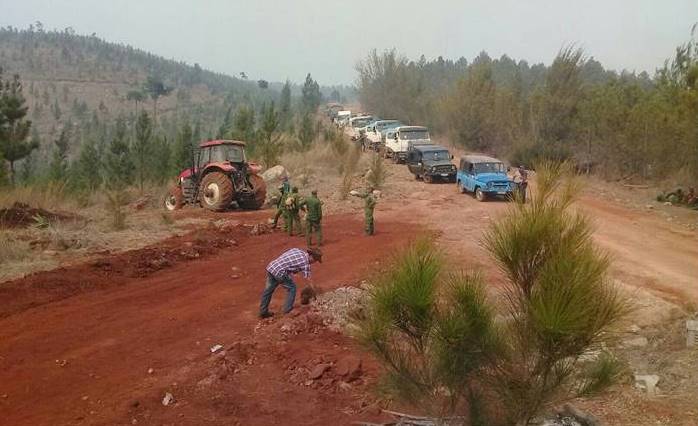 Santiagueros y Holguineros en la contención del incendio en Pinares de Mayarí 2023