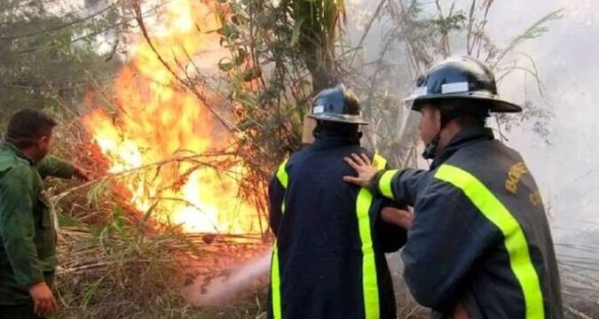 Santiagueros y Holguineros en la contención del incendio en Pinares de Mayarí 2023