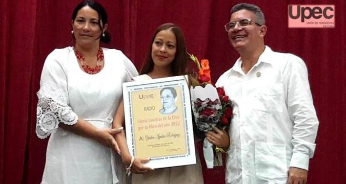Premio Gloria Cuadra a Yailén Aguilar Rodríguez, periodista de CMKC Santiago de Cuba, Día de la Prensa Cubana