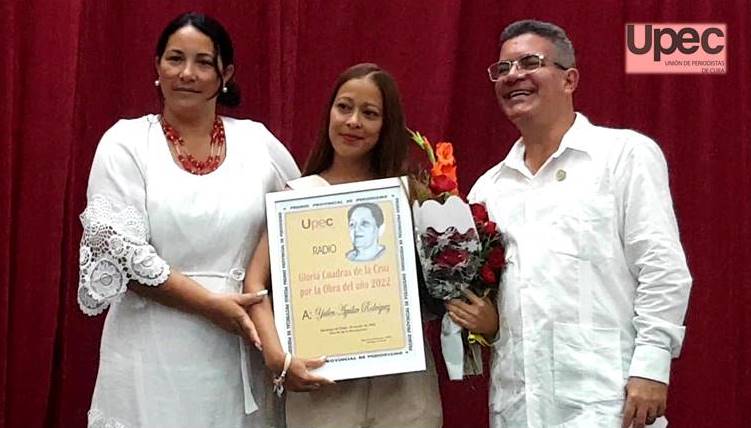 Premio Gloria Cuadra a Yailén Aguilar Rodríguez, periodista de CMKC Santiago de Cuba, Día de la Prensa Cubana