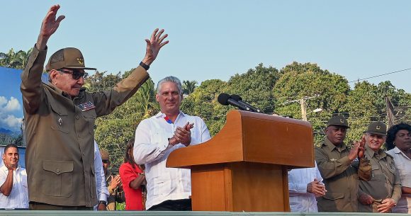 Raúl y Díaz-Canel rinden tributo a Juan Almeida